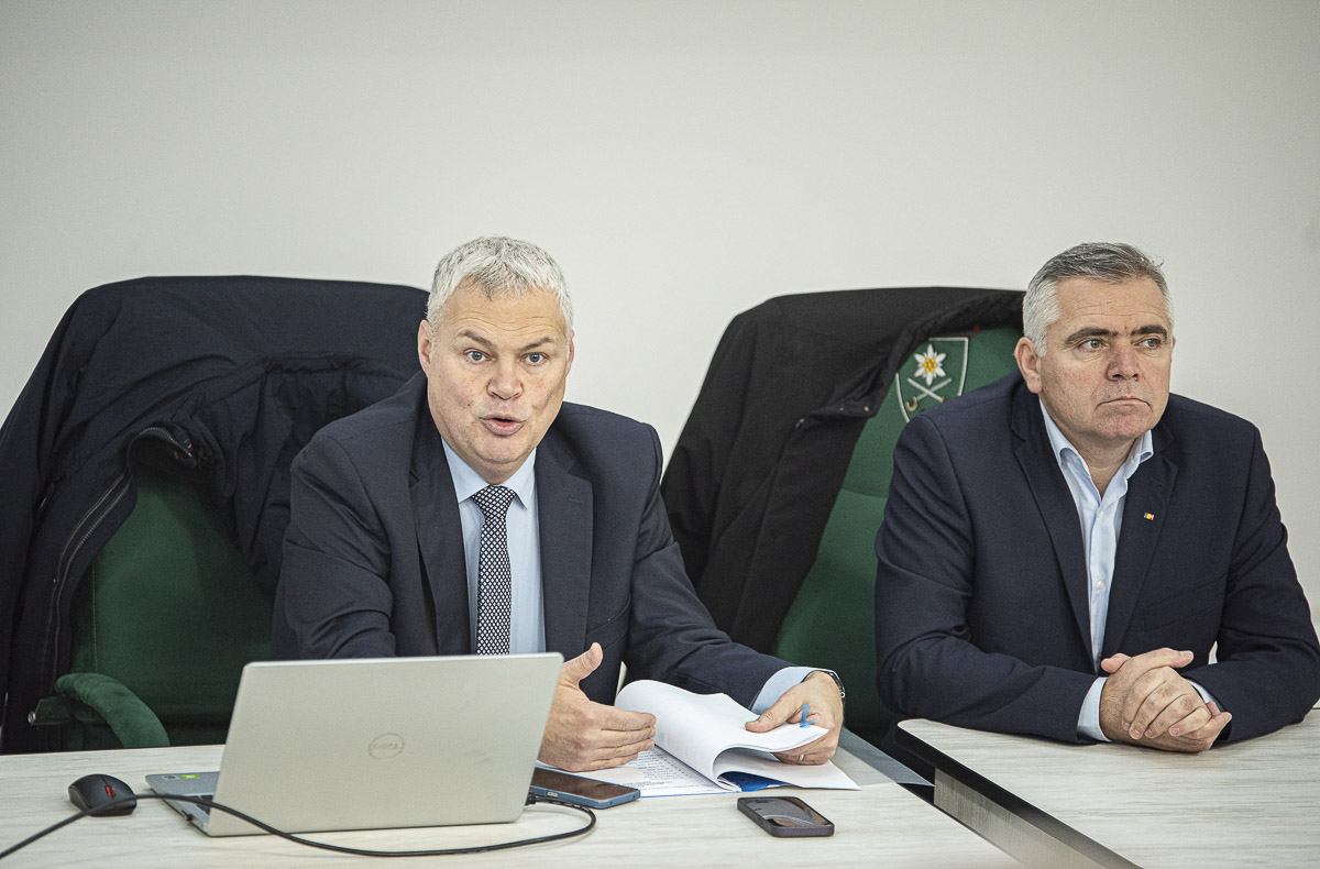 Választások és vészhelyzetek éve